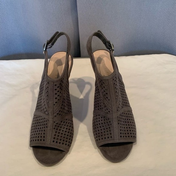 Kelly & Katie Eliassi Sandals - Picture 6 of 7